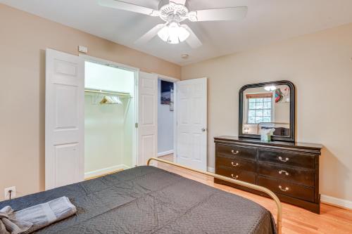 Katil atau katil-katil dalam bilik di 14 Mi to DC Retreat with Hot Tub and Sunroom!