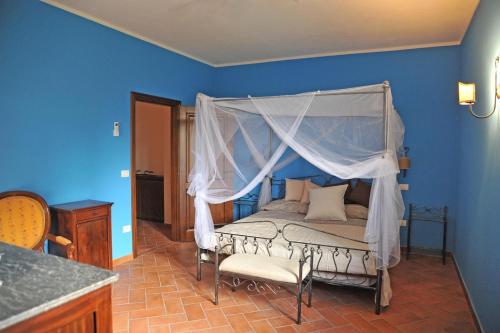 1 dormitorio con 1 cama con dosel en Il Granaio, en Strada