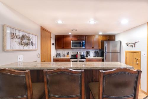 O bucătărie sau chicinetă la Seven Springs Meadowridge 2 Bedroom Standard Condo with Deck and Mountain Views! condo