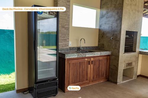 uma cozinha com um lavatório e um chuveiro em Casa Canoé Fortim Piscina de Luxo em Condomínio em Fortim