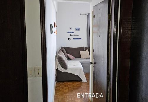 een hal met een bank in een kamer bij Centro Guarapari - espaço & conforto - WI-FI in Guarapari