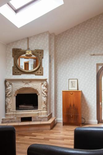 a living room with a fireplace and a mirror at Villa Battibecco in Loreto
