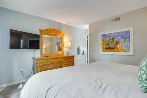 ein Schlafzimmer mit einem Bett, einer Kommode und einem Spiegel in der Unterkunft Kiawah Island Vacation Rental Walk to Beach! in Kiawah Island