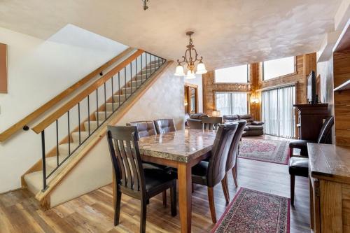 O zonă de relaxare la Four-Bedroom Apartment