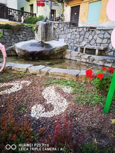 a flower painting of a woman on the ground at Casa Ethan intero alloggio in Ceres