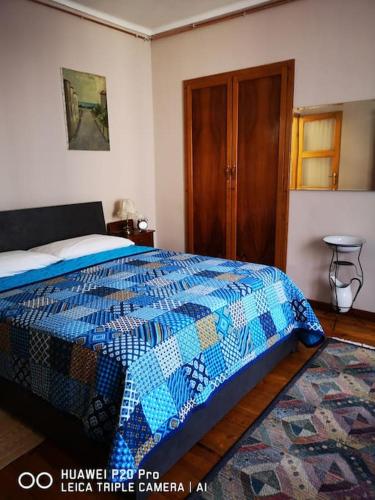 een slaapkamer met een blauw bed bij Casa Ethan intero alloggio in Ceres