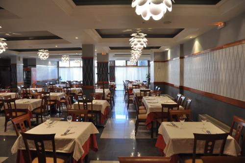 Reštaurácia alebo iné gastronomické zariadenie v ubytovaní Hostal Restaurant Jose Luis