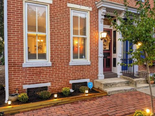 een bakstenen huis met lichten ervoor bij Bright Charming Smart Home with Relaxing Vibe in Harrisburg