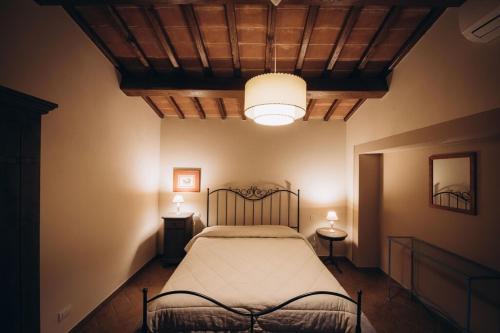 una camera con letto e soffitto con luce di Agriturismo La Dolce Vista a Poppi