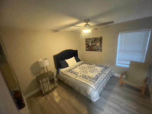1 dormitorio con 1 cama y ventilador de techo en The karaoke palace! en Fort Worth