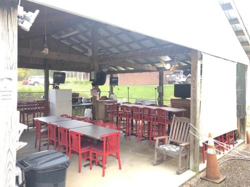 Un restaurante o sitio para comer en Laurel Park Inn