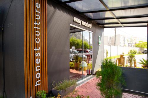 un negozio con un cartello sul lato di un edificio di Apartamento Rio Das Ostras! 09 minutos Costa Azul a Rio das Ostras