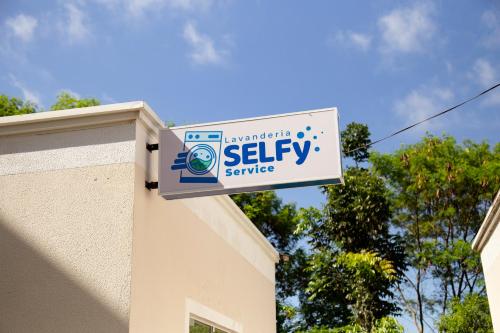 un cartello sul lato di un edificio di Apartamento Rio Das Ostras! 09 minutos Costa Azul a Rio das Ostras