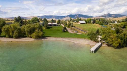 ポルソンにあるFlathead Lake Havenの水上ボートを使った川の空中眺め