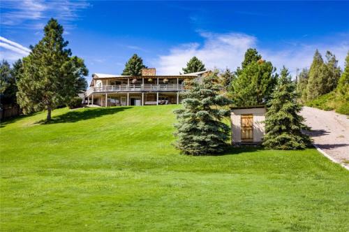 ポルソンにあるFlathead Lake Havenの緑の草の丘の上の大家