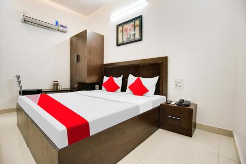 A bed or beds in a room at Super OYO Flagship King Star Residency