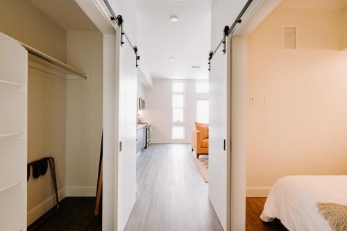 einen Flur, der zu einem Schlafzimmer mit einem Bett führt in der Unterkunft Estudio Tranquilo Modern Loft - Zuni Lofts in Denver