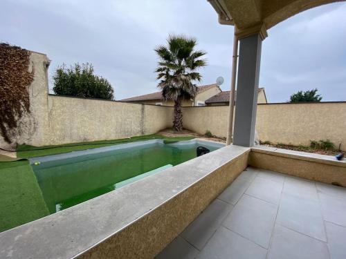 una piscina en el patio trasero de una casa en Villa contemporaine avec piscine, en Romans-sur-Isère
