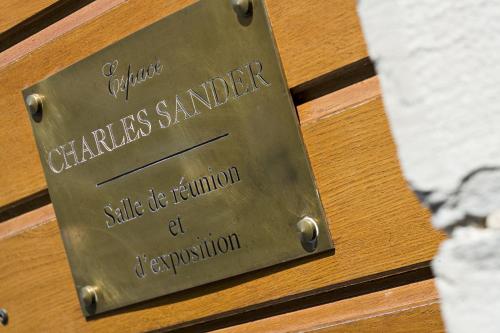 a metal plate on a table with the words chinese sandwich at Appart Hotel Charles Sander in Salins-les-Bains
