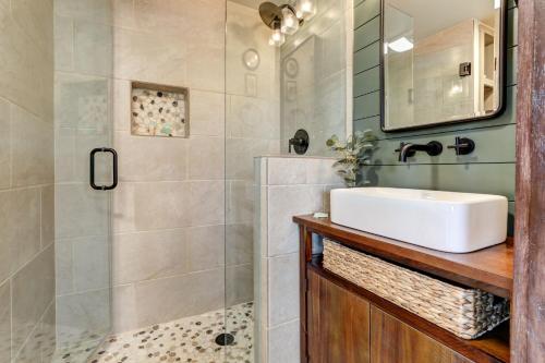 y baño con lavabo y ducha. en Chalet 254 - Cozy luxury in Big Canoe, en Marblehill