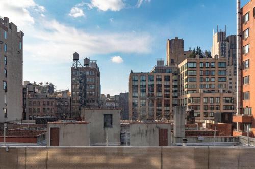 - une vue sur les toits de la ville avec de grands bâtiments dans l'établissement Luxury Private Apt New York City View, à New York