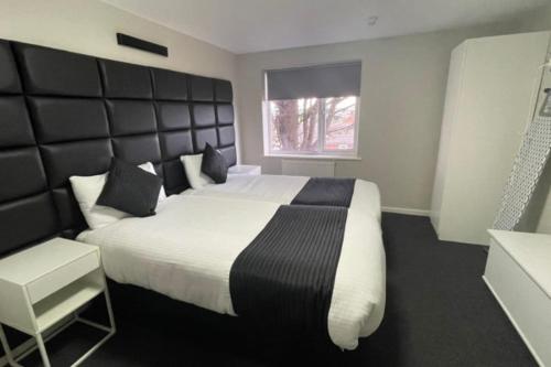 Un dormitorio con una cama grande y una ventana en RYAN I AIR I BNB - 102 Mill Street - Free Parking, en Liverpool