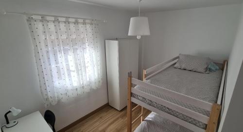 um pequeno quarto com um beliche e uma janela em Apartamento Caletillas em Candelaria