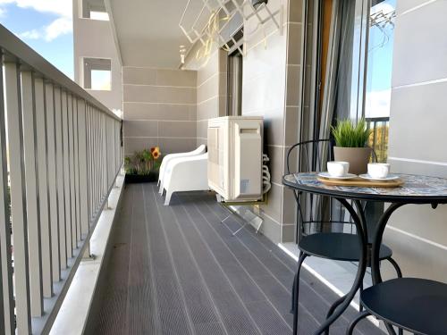 里斯本Modern & Spacious APT with River View的公寓的阳台配有桌椅。