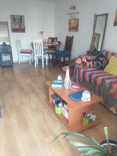 sala de estar con sofá y mesa en Kingui, en Santiago