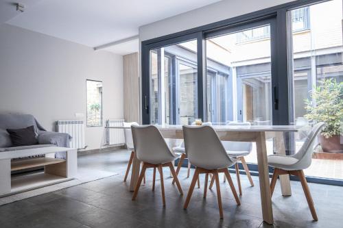 comedor con mesa y sillas en Nou allotjament rural: Cal Teca, en Sant Antolí i Vilanova