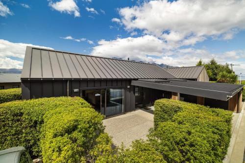 uma casa preta com um telhado preto em Home Away from Home em Queenstown
