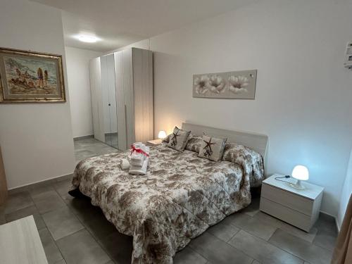 - une chambre avec un lit et une table de nuit avec deux lampes dans l'établissement Ciccio's House, à Palerme