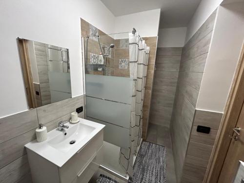une salle de bain blanche avec lavabo et douche dans l'établissement Ciccio's House, à Palerme