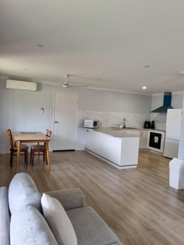 uma sala de estar com um sofá e uma mesa em Banksia Villa's Kingaroy em Kingaroy