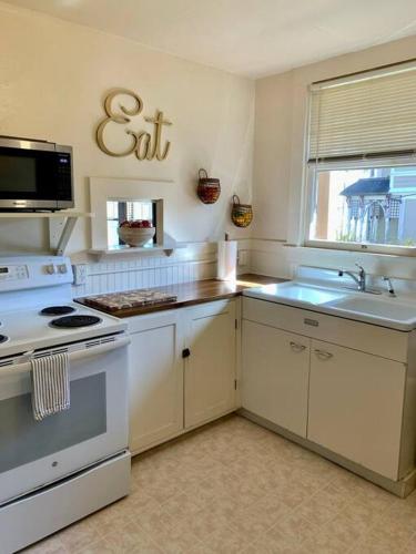 Η κουζίνα ή μικρή κουζίνα στο Historic Downtown Flat, # 2