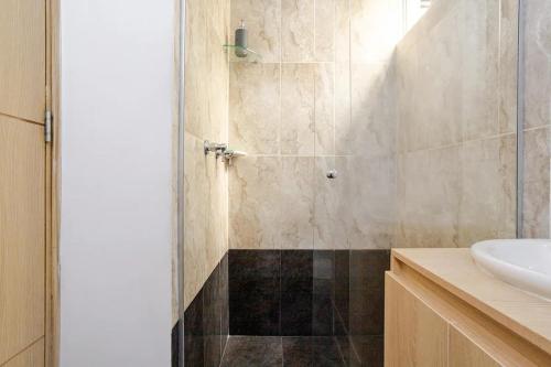 a bathroom with a shower and a sink at Hermoso apartamento en Sabaneta cerca al parque in Sabaneta