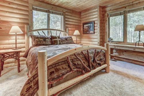een slaapkamer met een bed in een blokhut bij Luxury Condo near Year-Round Recreation, Free Shuttle & Hot Tub! Deer Valley Comstock Lodge 201 in Park City