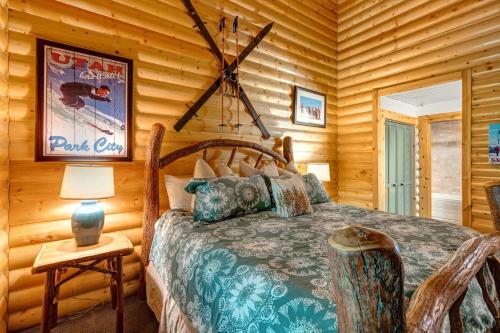 um quarto com uma cama num chalé de madeira em Luxury Condo Near Year-Round Recreation, Free Shuttle & Hot Tub! Deer Valley Comstock Lodge 302 em Park City