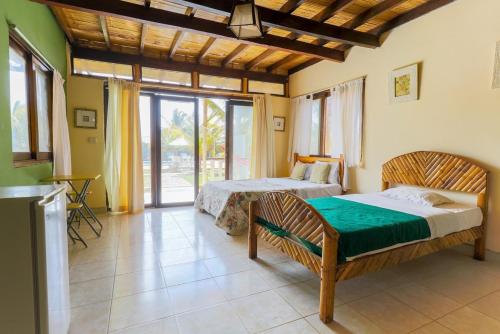 Postel nebo postele na pokoji v ubytování Punta Pacífico Bungalows Máncora