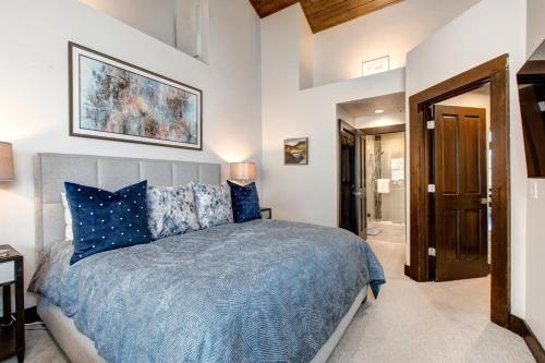 Krevet ili kreveti u jedinici u objektu Luxury Condo & Design, Free Shuttle & Hot Tub! Deer Valley Comstock Lodge 303