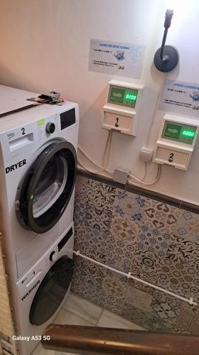 a washer and dryer in a laundry room at Magnifico Estudio Centro in Benalmádena