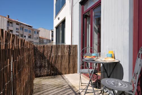 ! Lighty Santa Catarina Studio ! Balcony & Dishwasher!