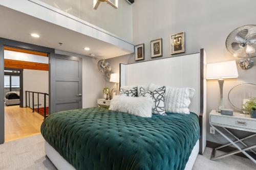 Un pat sau paturi într-o cameră la Enjoy a Modern Luxury Design, Central Location, Hot Tub & Recreation! Deer Valley Fawngrove 1674