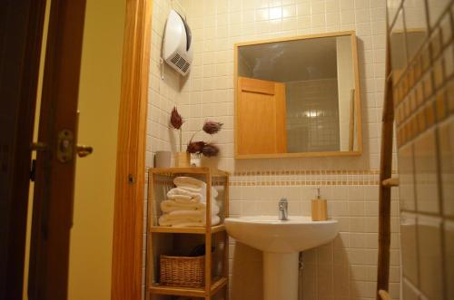 uma casa de banho com um lavatório e um espelho em Ojaranzo em Candeleda