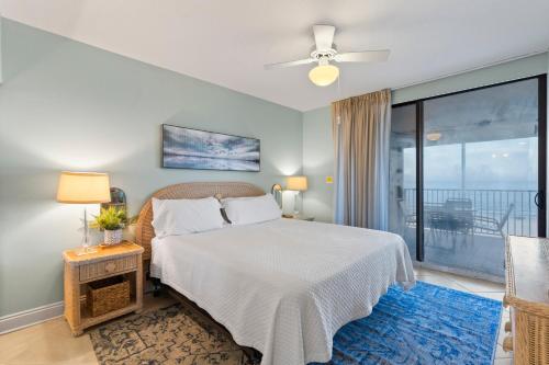 een slaapkamer met een bed en een balkon bij White Caps 404 in Orange Beach