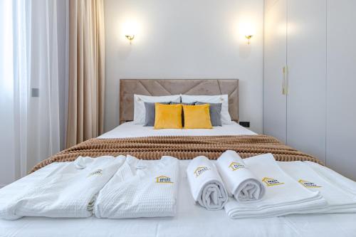 een slaapkamer met een bed met handdoeken erop bij Apart Astana, ЖК Сыганак, д 32 рядом с Хан-Шатыром in Astana