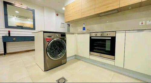 een keuken met een vaatwasser en een wasmachine bij Premium&Cozy Studio DHA Lahore in Lahore