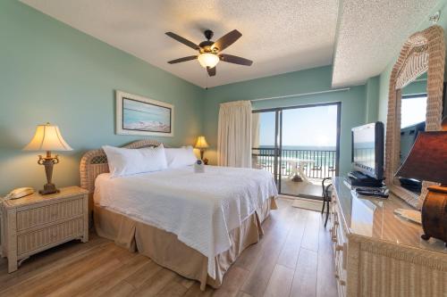 um quarto com uma cama e uma televisão de ecrã plano em Gulf Front Condo Wrap-Around Balcony 316 em Orange Beach