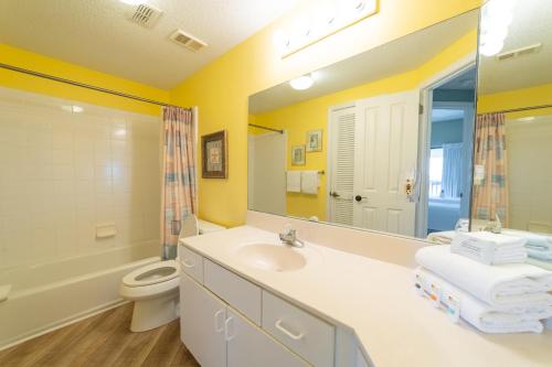 uma casa de banho com um lavatório, um WC e um espelho. em Gulf Front Condo Wrap-Around Balcony 316 em Orange Beach