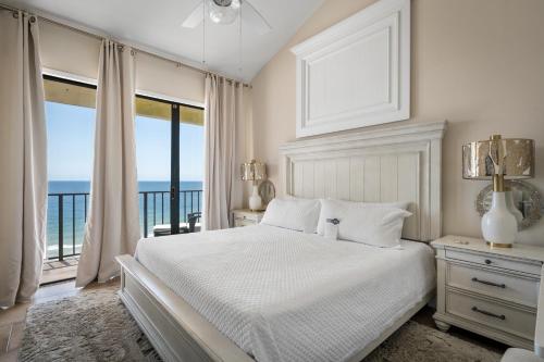 een slaapkamer met een bed en uitzicht op de oceaan bij Outdoor Pool Gulf Front Condo Lei Lani 703 in Orange Beach